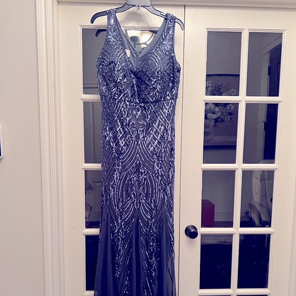Elegant evening gown. Shoe length. - Picture 1 of 4